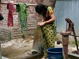 desi indian girl bathing outdoor for full video xxxvideo.best